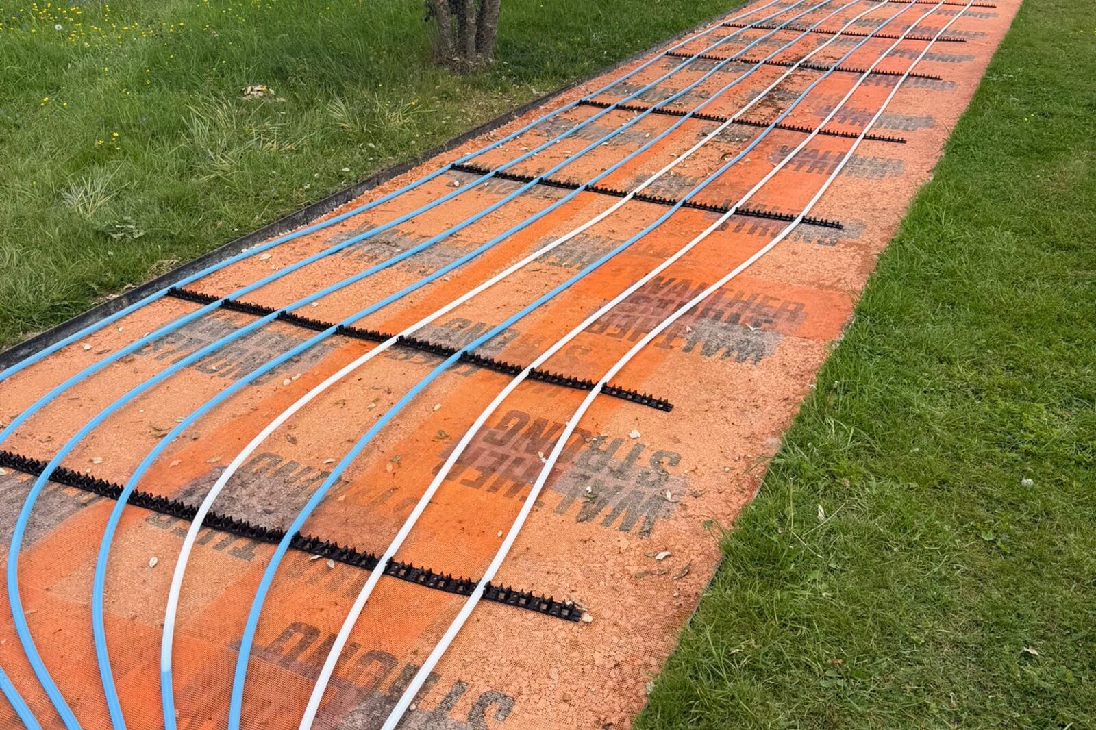 Pendant l'installation : le réseau de capteurs sur le lit en terracotta