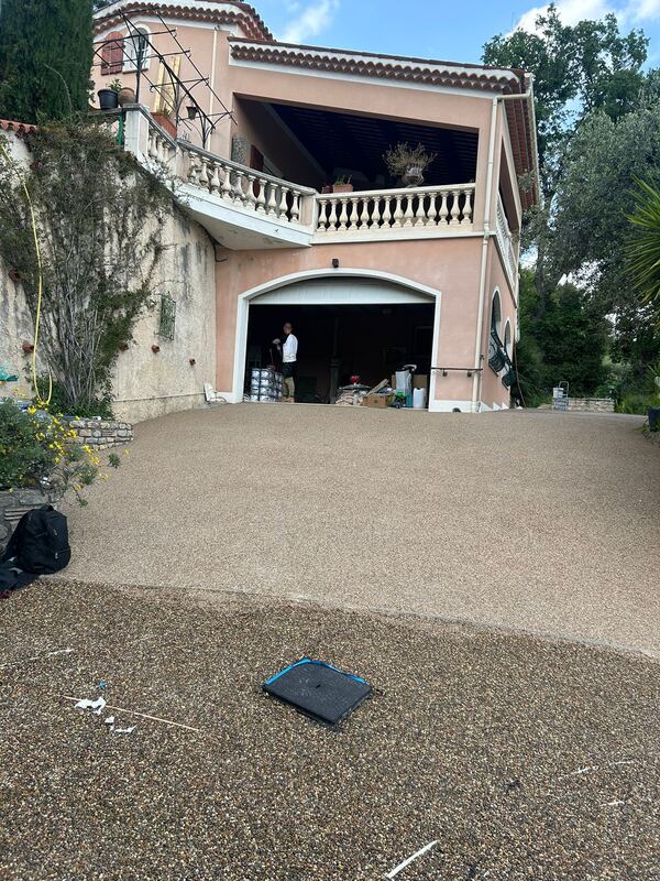 Résidence privée — cour finie en résine dans une villa à flanc de colline
