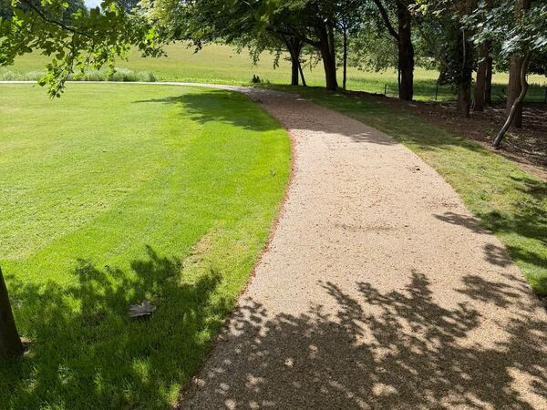 Espace public — allée à travers le parc